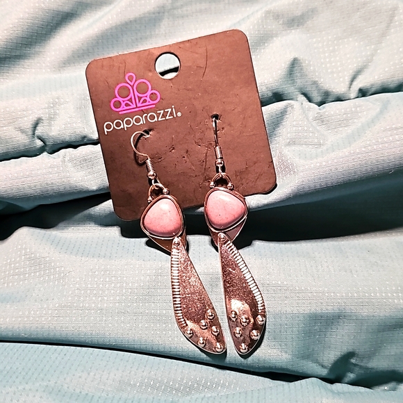 Paparazzi: Going Green Goddess, Silver Grey Earrings - Picture 1 of 3